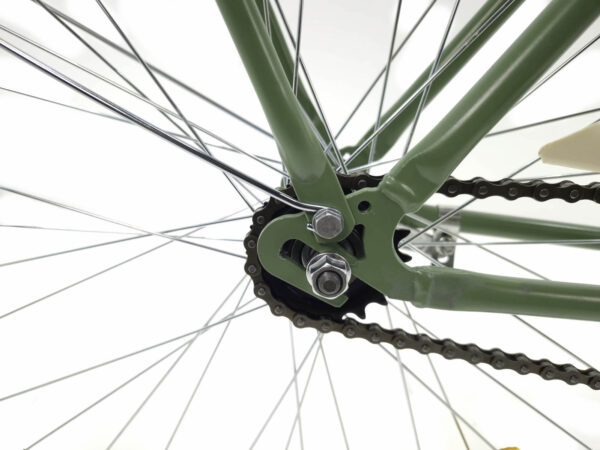 Zöld kerékpár hátsó kerék és lánc közelről.