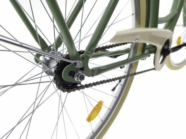 Kerékpár hátsó kerék zöld vázzal és lánccal.