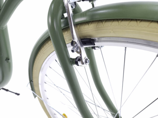 Zöld kerékpár első kerék közelnézetben