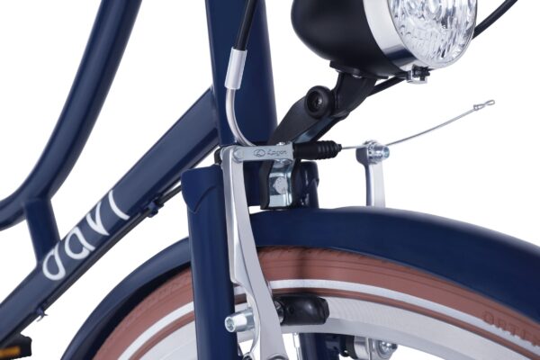 Kék kerékpár első fékje és fényszórója közelről