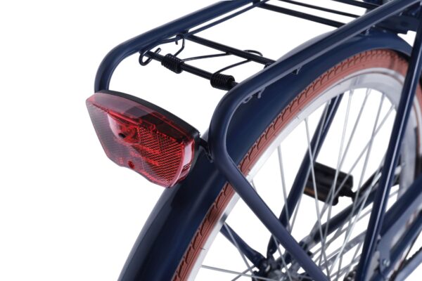 Kerékpár hátsó lámpája és csomagtartó közelről.