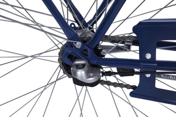 Kerékpár hátsó kerék és lánc közelről.