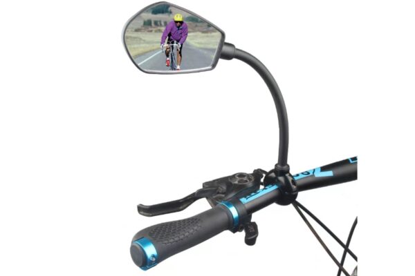 Bicikli tükör, az úton bicikliző ember látszik.