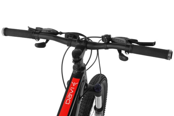 Kerékpár kormány, váltó és fékek közelről.