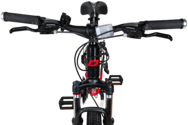 Kerékpár kormány és pedálok nézete.