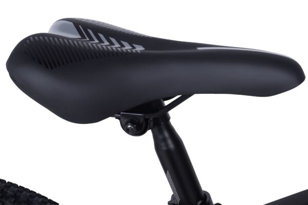 Fekete kerékpáros nyereg részletesen.